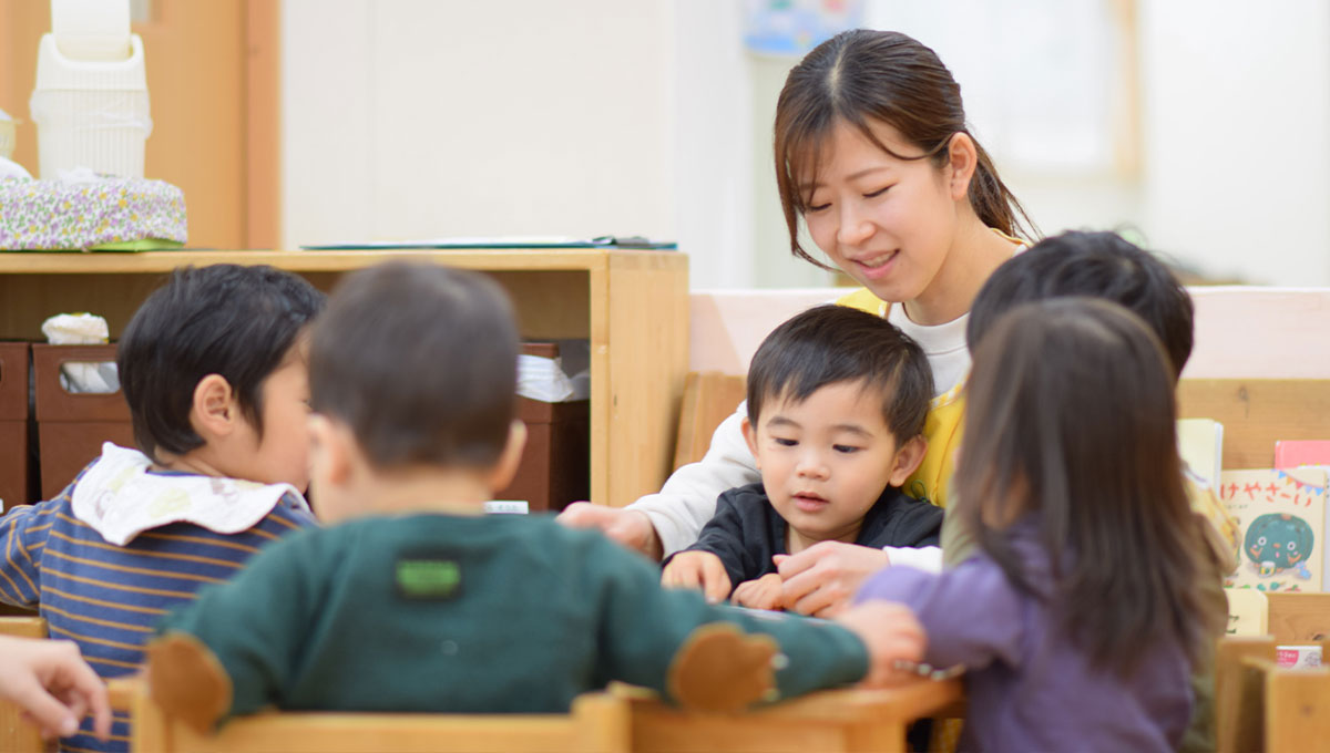 画像：先生と子ども