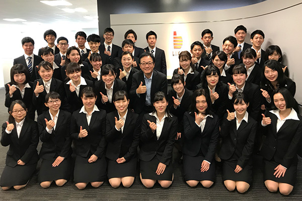 会社研修 集合写真 ライクグループ】新入社員研修の様子をお届けします！ | 保育・人材・介護のライク株式会社